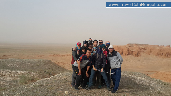 our drivers & our customers at Bayanzag in windy day