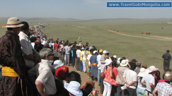 watching horse racing in Khui Doloon Khudag